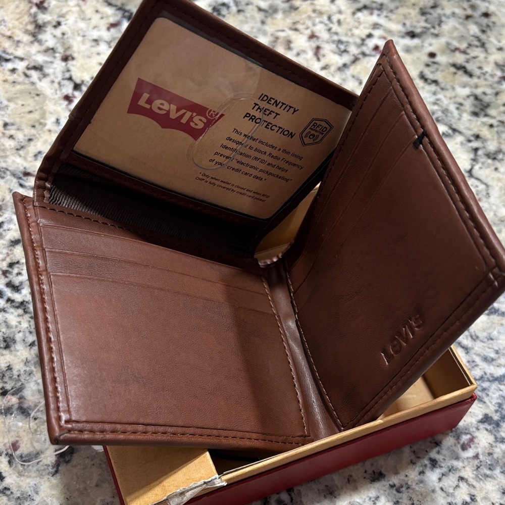 Levi's Brown Leather Wallet NIB Men's New - Picture 3 of 4
